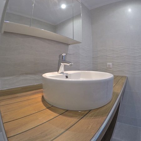 Carrelage copie teck rouge.