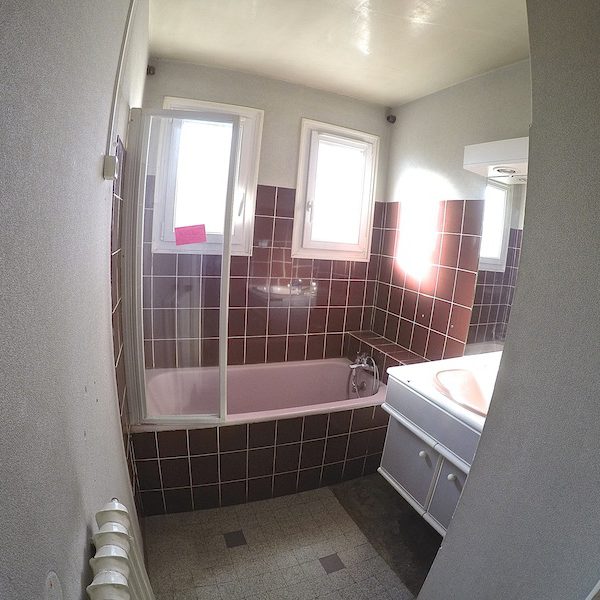 La salle de bain avant.