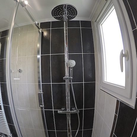 Combiné de douche thermostatique.