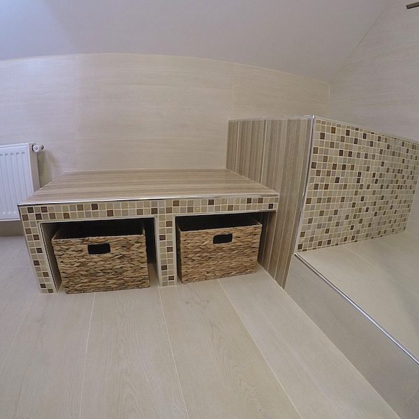 Création de niches de rangement et d’un banc en fond de douche.