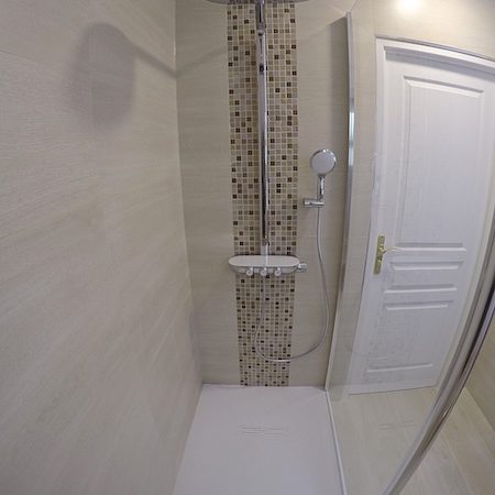 Receveur de douche de la marqueKINEDO, série KINESURF effet ardoise blanc mat 100cm x 80cm