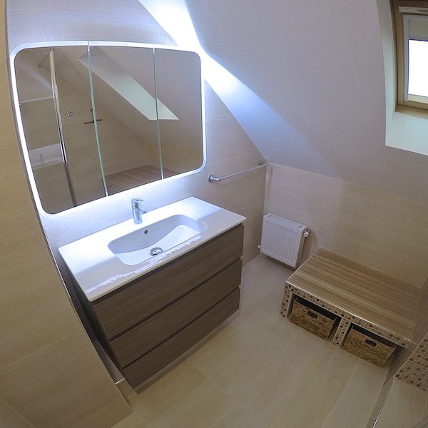 Armoire de toilette avec éclairage LED, 3 porte, 2 étagères en verre intégrées.