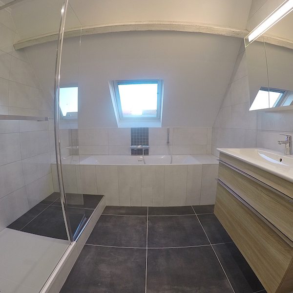 Salle de bain de 8,32m2 au sol