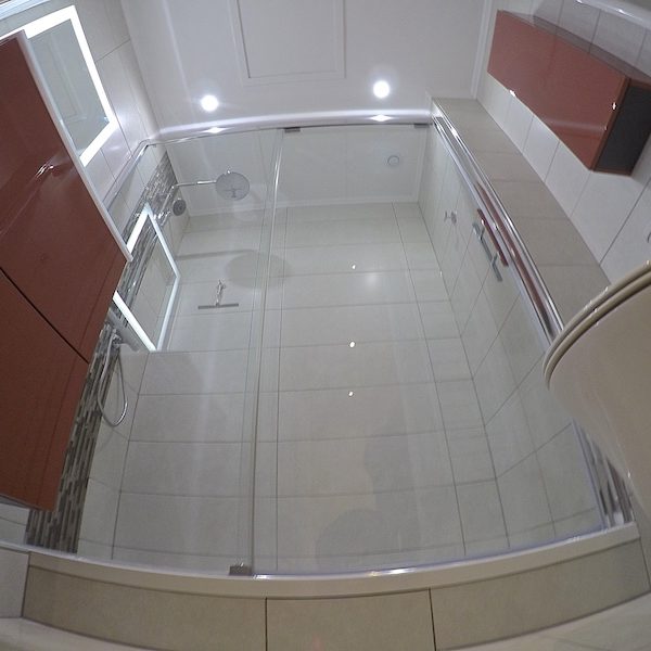 Un espace de douche monumental