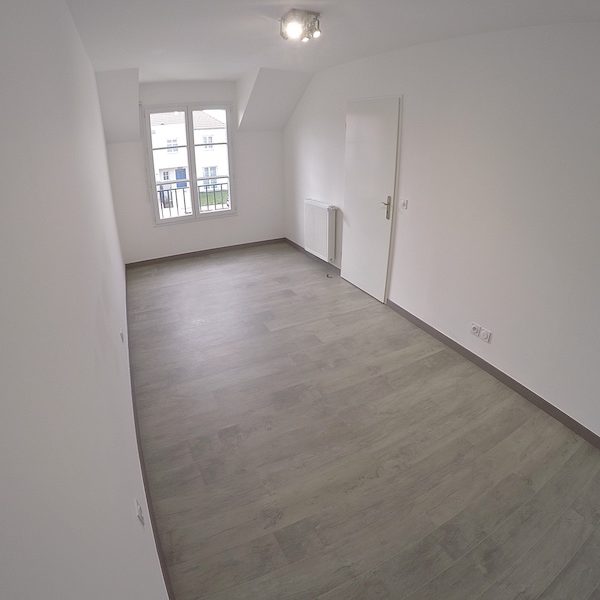 Chambre N°1 : 16m2 avec nouvelle ambiance (parquet et éclairage LED)