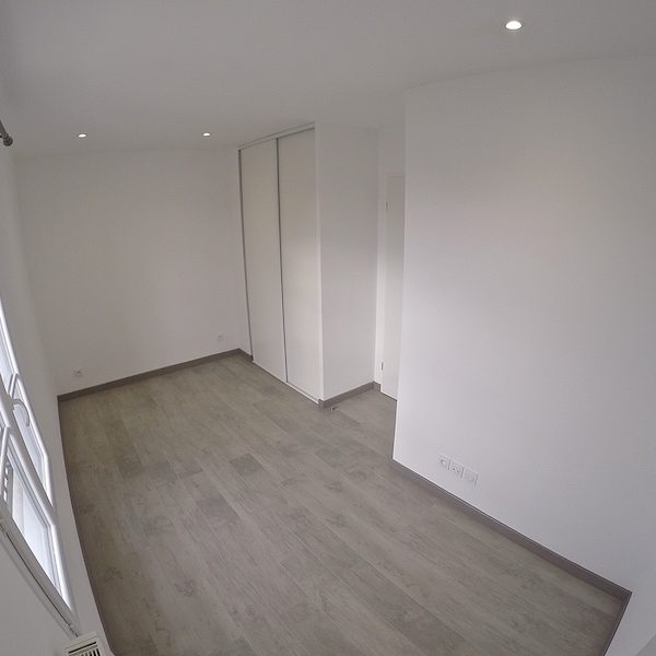 Chambre N°2 : 13m2 avec nouvelle ambiance (parquet et éclairage LED)