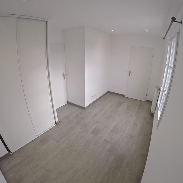 Chambre N°2 : 13m2 avec nouvelle ambiance (parquet et éclairage LED)