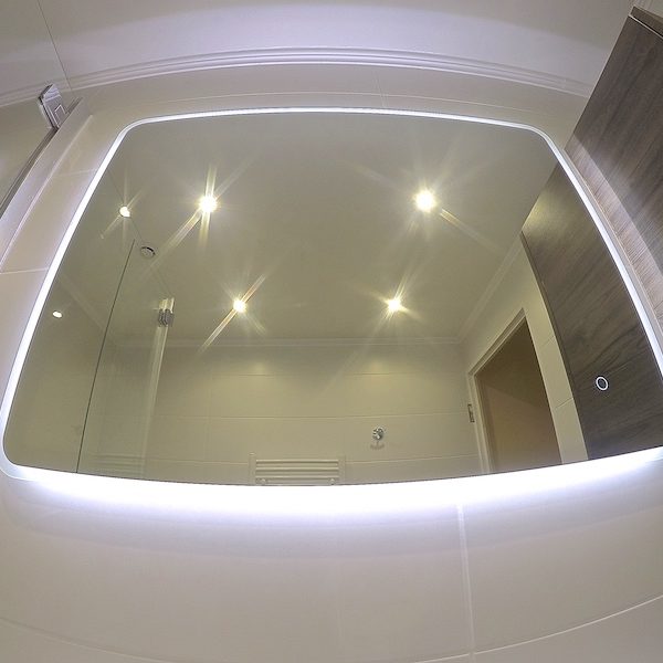 Miroir avec éclairage LED, anti-buée et allumage sensitif