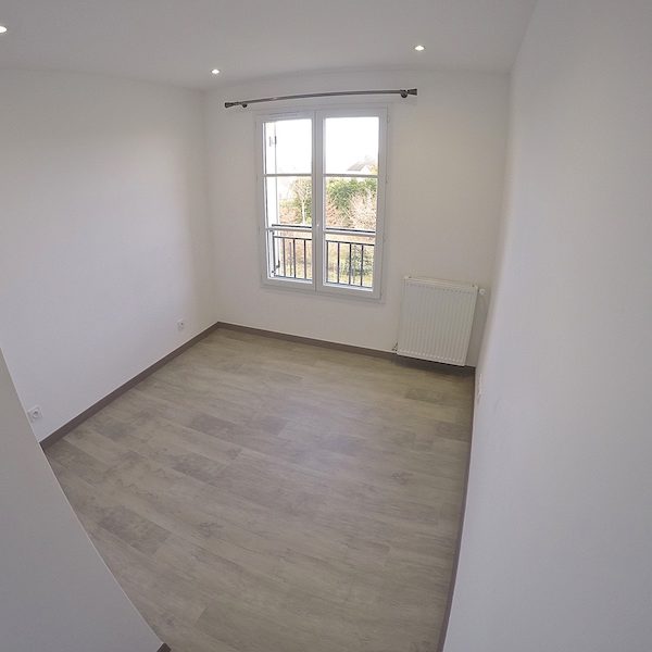 Chambre N°3 : 10m2 avec nouvelle ambiance (parquet et éclairage LED)