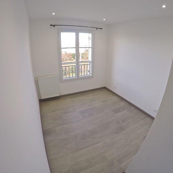 Chambre N°4 : 10m2 avec nouvelle ambiance (parquet et éclairage LED)