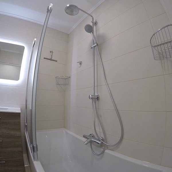 Combiné mitigeur de bain HUBER et colonne de douche GROHE gamme EUPHORIA 180