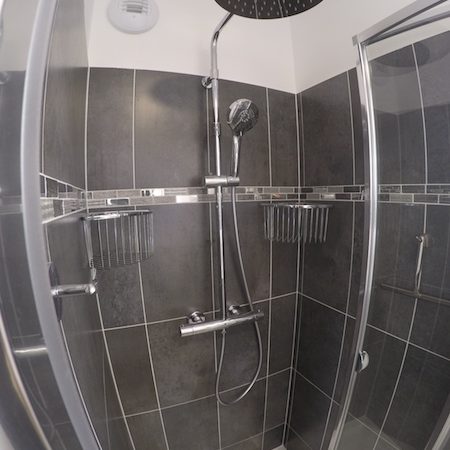 Un nouvelle espace de douche totalement équipé