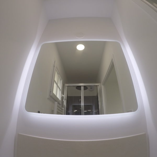 Miroir LED, anti-buée avec allumage sensitif sur le verre (L70cm x H60cm)