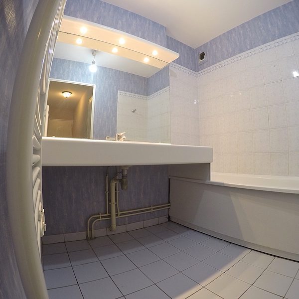 La salle de bain avant les travaux.