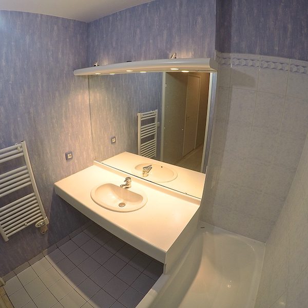 La salle de bain avant les travaux.