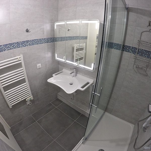 La salle de bain après 6 jours de travaux.
