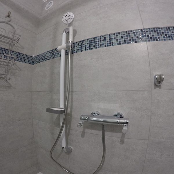 Equipement de douche pour Personne à Mobilité Réduite (P.M.R).