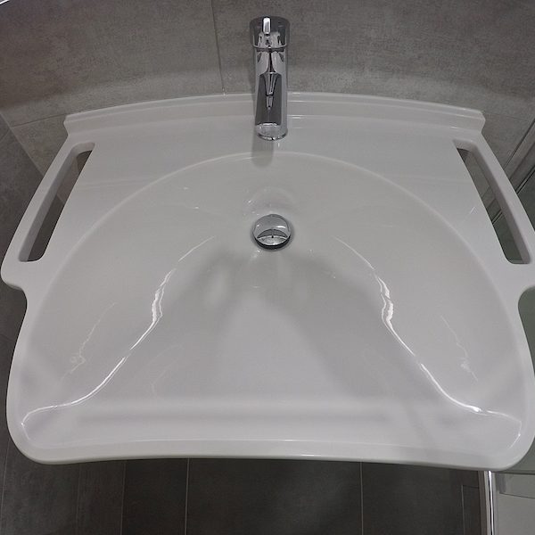 Lavabo suspendu design et adapté P.M.R.