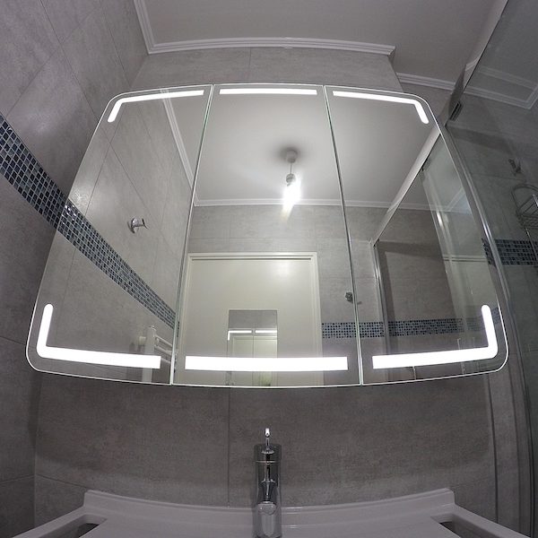 Armoire de toilette avec éclairage LED intégré !