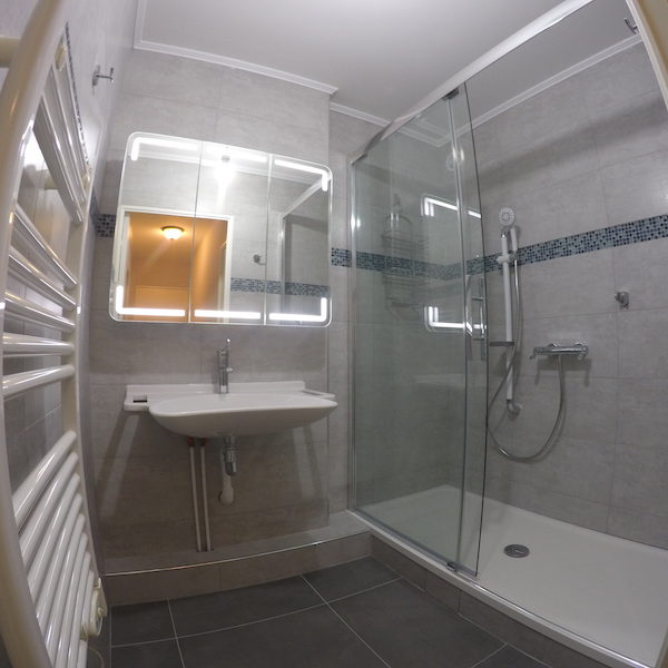 Notre réponse pour rendre cette salle de bain accessible à une personne handicapée.