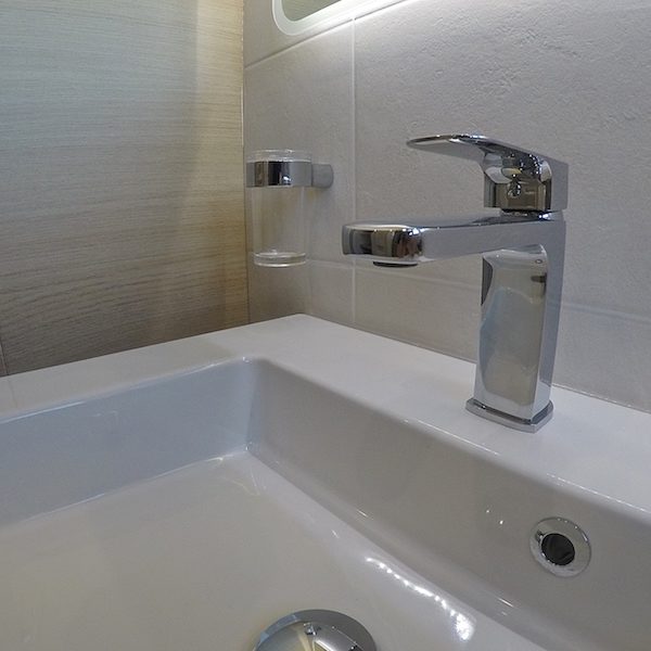 Mitigeur à bec long et porte gobelet en suspension.