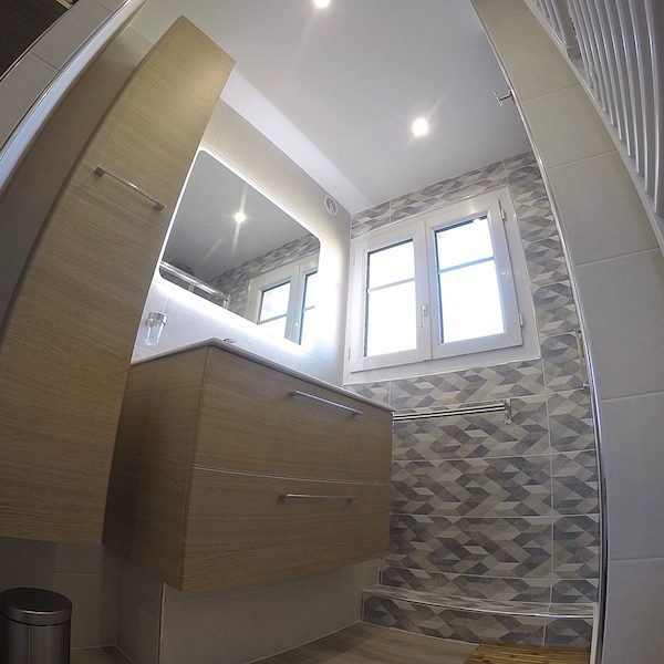 Colonne de rangement avec 6 étagères (160cm x 30cm x 33cm)