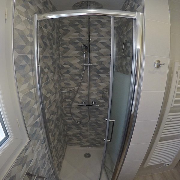 Volume de douche de 80cm x 80cm et colonne de douche thermostatique