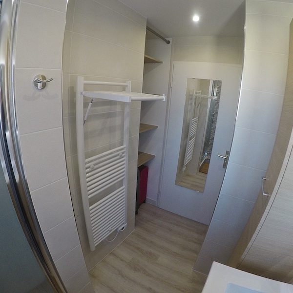 Radiateur sèche serviette avec fonction porte serviette dépliant.