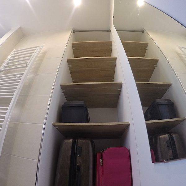 Etagères du placard d’entrée à Gauche