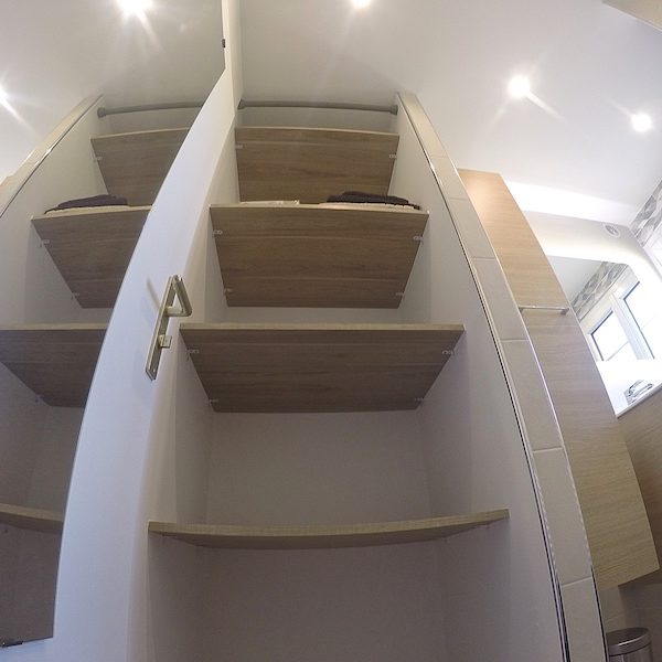 Etagères du placard d’entrée à Droite