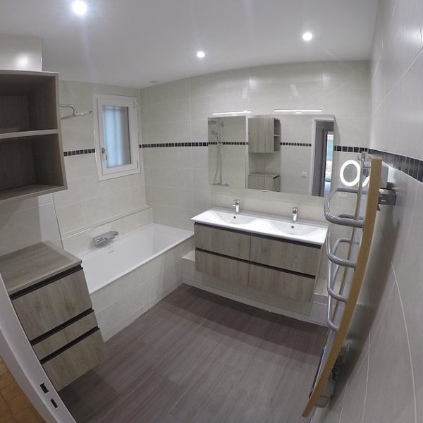 Une nouvelle salle de bain dans l’esprit du bois