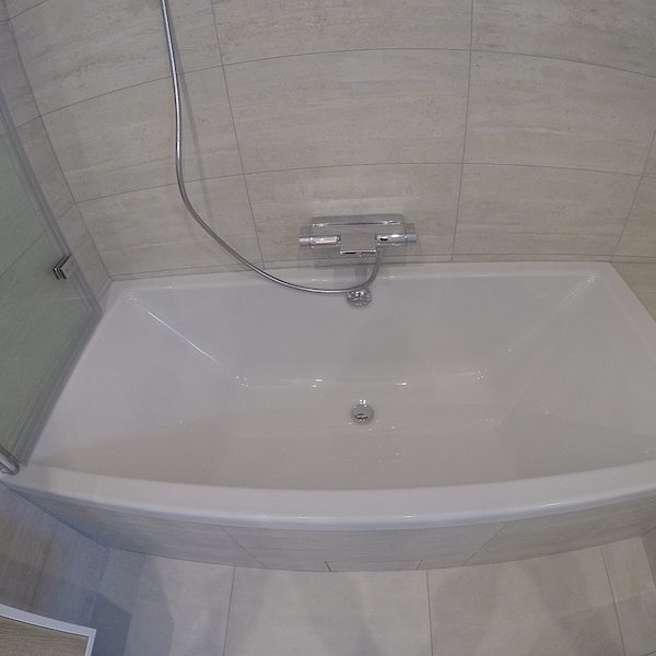 Baignoire gamme PREMIUM, 80cm x 80cm, double dos, vidange centrale