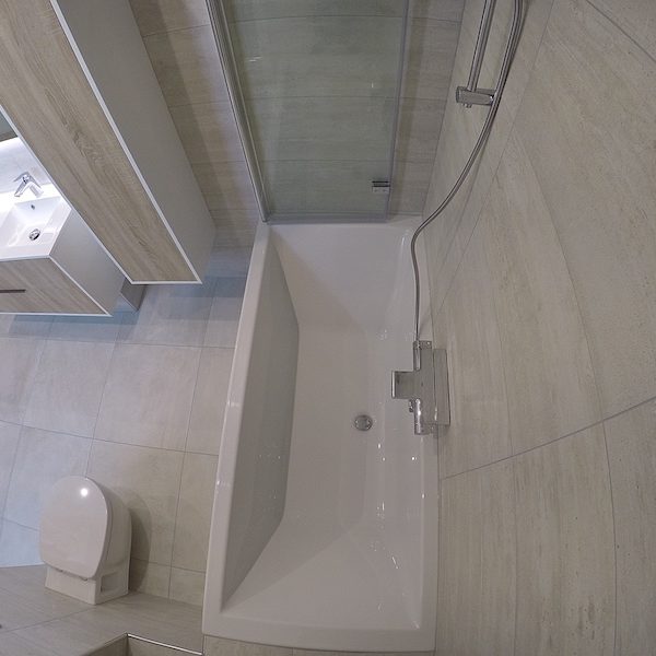 Un vaste volume de baignoire (180cm x 80cm)