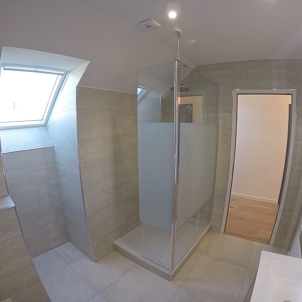 Paroi de douche 120cm avec déflecteur et effet dépoli.