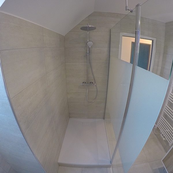 Un vaste espace de douche