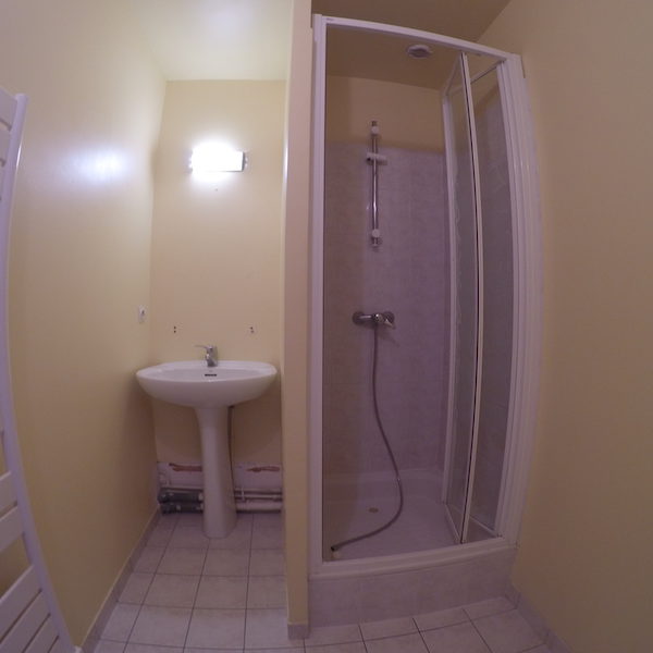 La salle de bain avant les travaux.