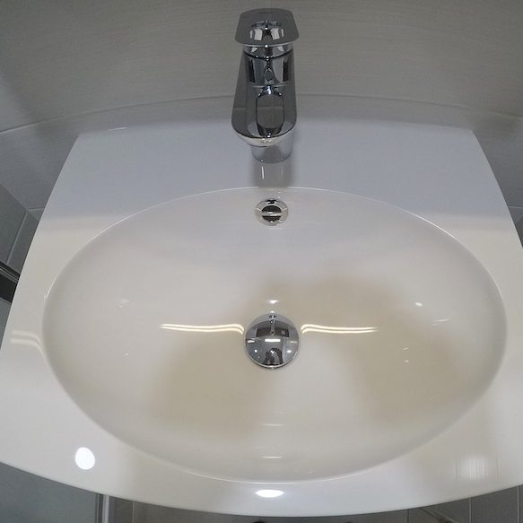 Vasque en résine moulée.