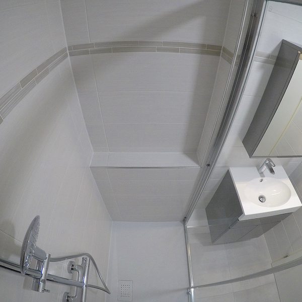 Comptoir de douche intégré.