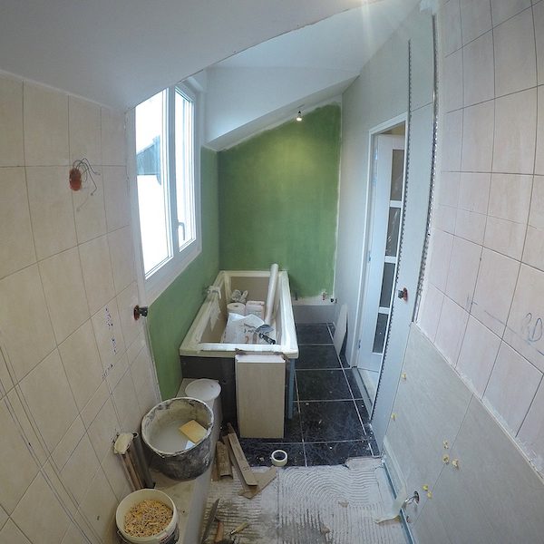 La salle de bain en construction.