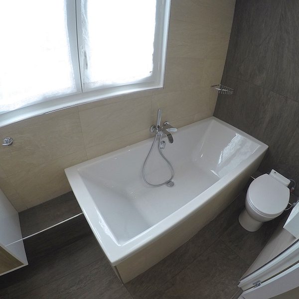 Baignoire grand format 180cm x 80cm à double dos et vidange centrale.