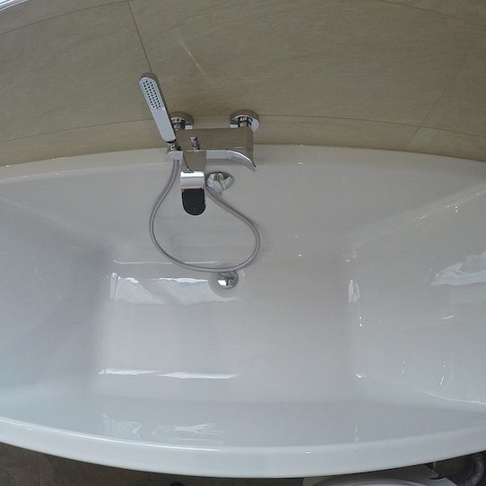 Baignoire grand format 180cm x 80cm à double dos et vidange centrale.