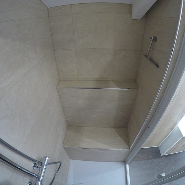 Banc à double niveaux intégré à l’espace de douche pour plus de confort et de sécurité