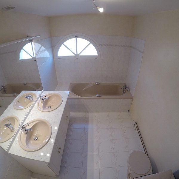 La salle de bain AVANT notre intervention.