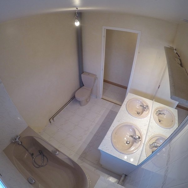 La salle de bain AVANT notre intervention.