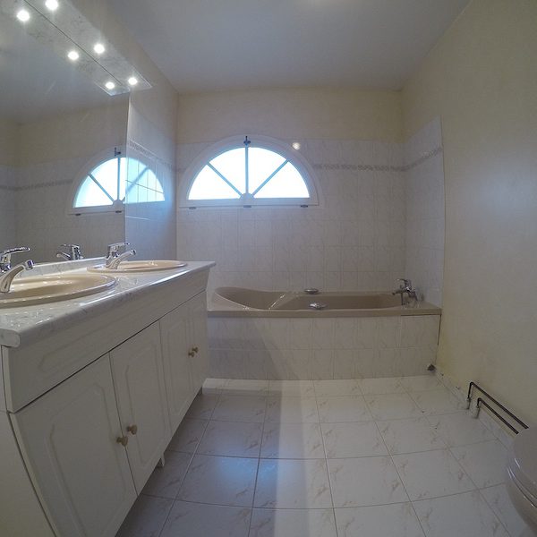 La salle de bain AVANT notre intervention.