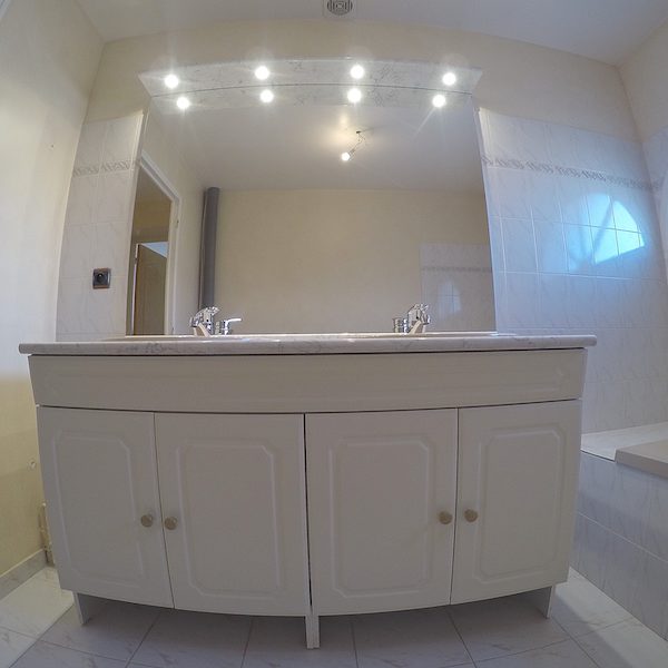 La salle de bain AVANT notre intervention.