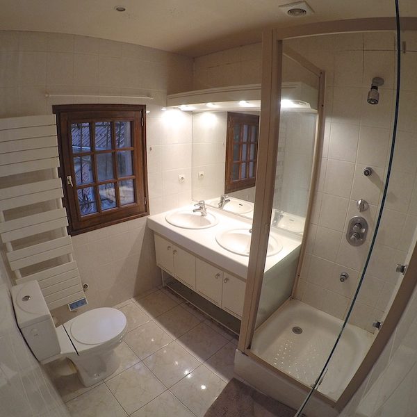 La salle de bain AVANT notre intervention !