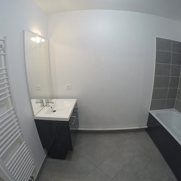 La salle de bain AVANT notre intervention !