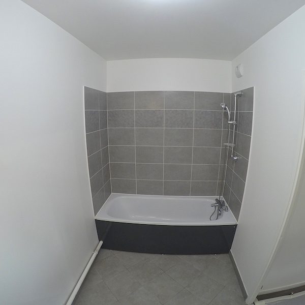 La salle de bain AVANT notre intervention !