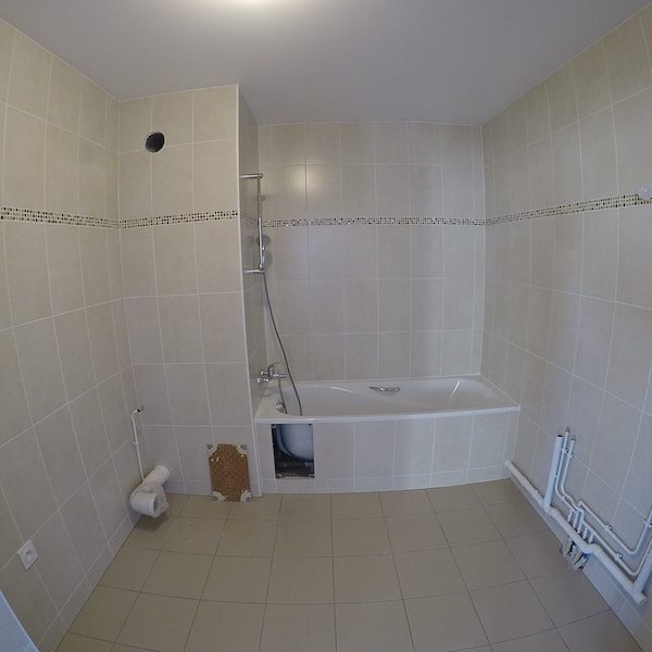 La salle de bain AVANT notre intervention !